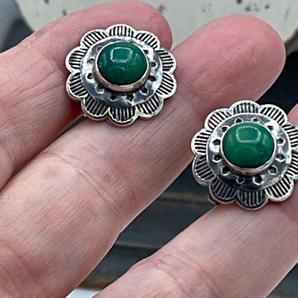 Vintage Native American Sterling Silver and Malachite screwback earrings. - Picture 4 of 7